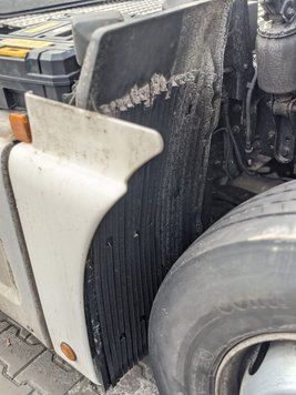 Крыло брызговик переднее (расширитель крыла) R б/у MAN TGX EURO 6 (81664100308) оригинал, 410х100х780 мм 1746815769 фото